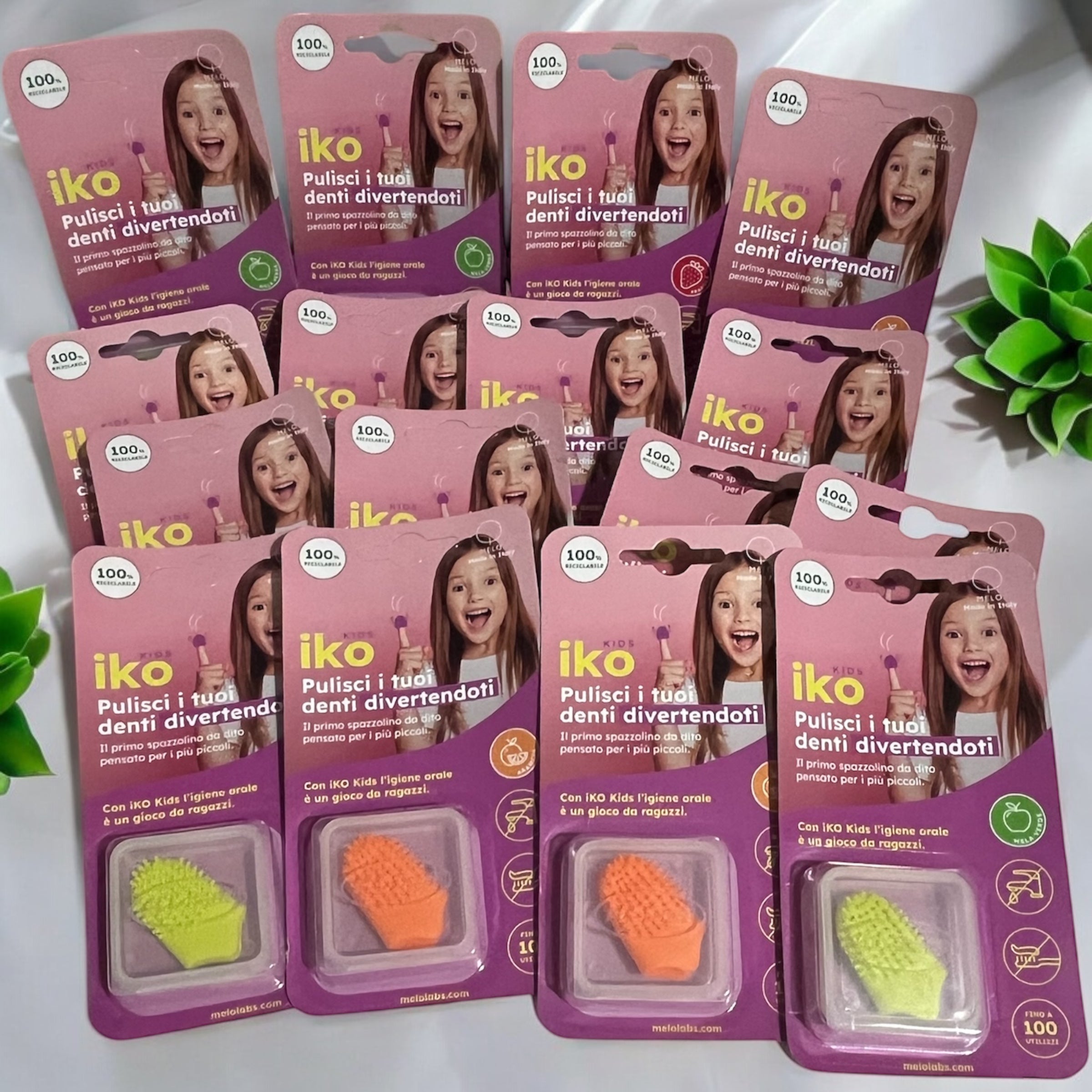 16 IKO Kids è uno spazzolino da dito che pulisce i denti dei bambini senza acqua né dentifricio, rendendo l'igiene orale semplice e divertente!